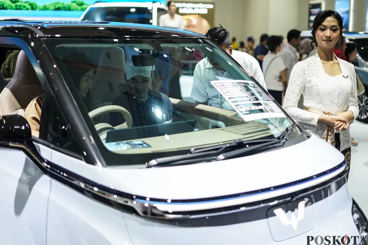 Pengunjung melihat kendaraan yang dipamerkan pada Indonesia International Motor Show (IIMS) 2026 di JIExpo, Kemayoran, Jakarta, Minggu, 8 Februari 2026. (Sumber: Poskota/Bilal Nugraha Ginanjar)