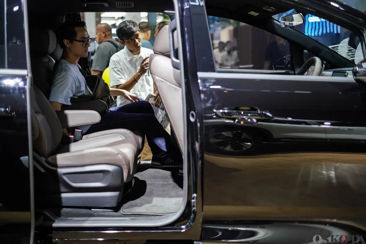 Pengunjung melihat kendaraan yang dipamerkan pada Indonesia International Motor Show (IIMS) 2026 di JIExpo, Kemayoran, Jakarta, Minggu, 8 Februari 2026. (Sumber: Poskota/Bilal Nugraha Ginanjar)