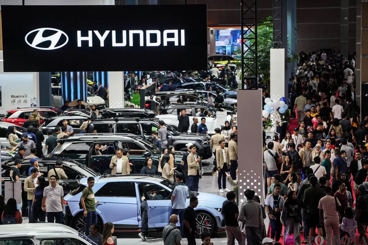 Pengunjung melihat kendaraan yang dipamerkan pada Indonesia International Motor Show (IIMS) 2026 di JIExpo, Kemayoran, Jakarta, Minggu, 8 Februari 2026. (Sumber: Poskota/Bilal Nugraha Ginanjar)