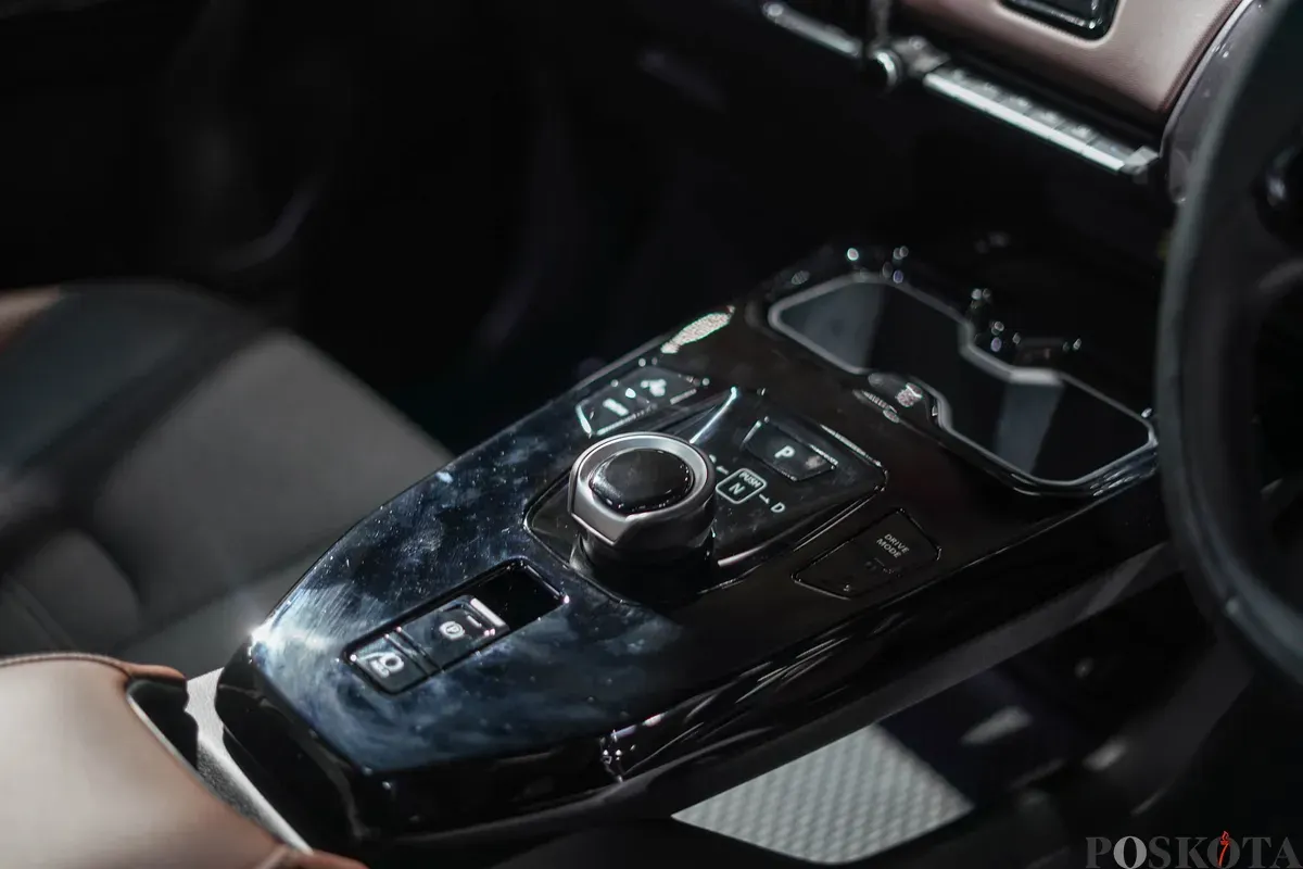 Pengunjung melihat mobil Suzuki E-Vitara yang dipamerkan pada stan Suzuki di Indonesia International Motor Show (IIMS) 2026 di JIExpo, Kemayoran, Jakarta, Minggu, 8 Februari 2026 (Sumber: Poskota/Bilal Nugraha Ginanjar)