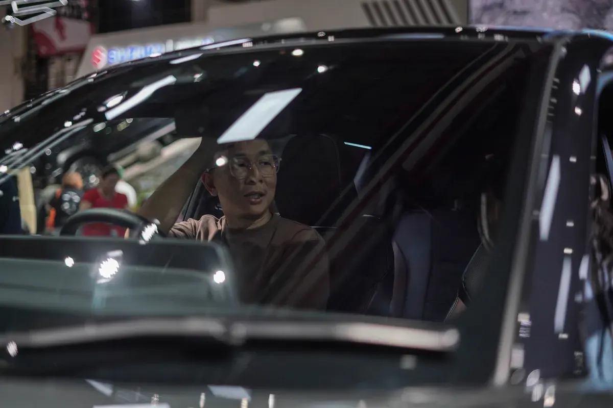 Pengunjung melihat mobil Suzuki E-Vitara yang dipamerkan pada stan Suzuki di Indonesia International Motor Show (IIMS) 2026 di JIExpo, Kemayoran, Jakarta, Minggu, 8 Februari 2026 (Sumber: Poskota/Bilal Nugraha Ginanjar)