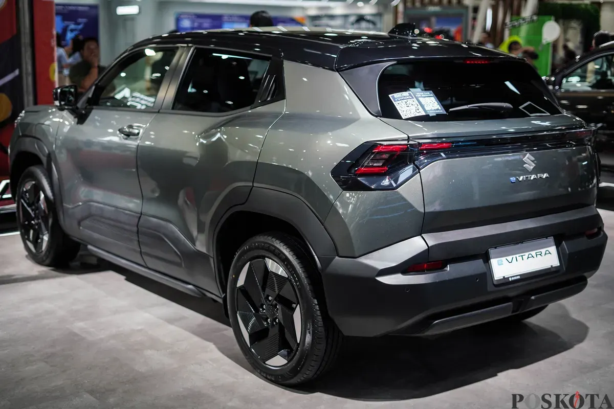 Pengunjung melihat mobil Suzuki E-Vitara yang dipamerkan pada stan Suzuki di Indonesia International Motor Show (IIMS) 2026 di JIExpo, Kemayoran, Jakarta, Minggu, 8 Februari 2026 (Sumber: Poskota/Bilal Nugraha Ginanjar)