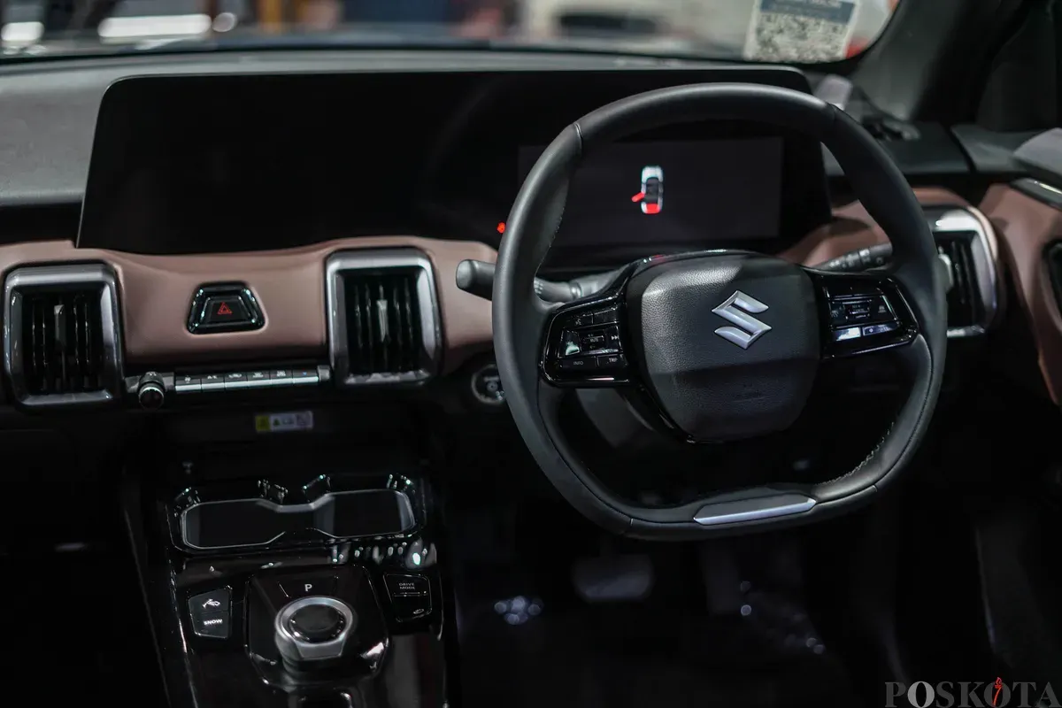 Pengunjung melihat mobil Suzuki E-Vitara yang dipamerkan pada stan Suzuki di Indonesia International Motor Show (IIMS) 2026 di JIExpo, Kemayoran, Jakarta, Minggu, 8 Februari 2026 (Sumber: Poskota/Bilal Nugraha Ginanjar)