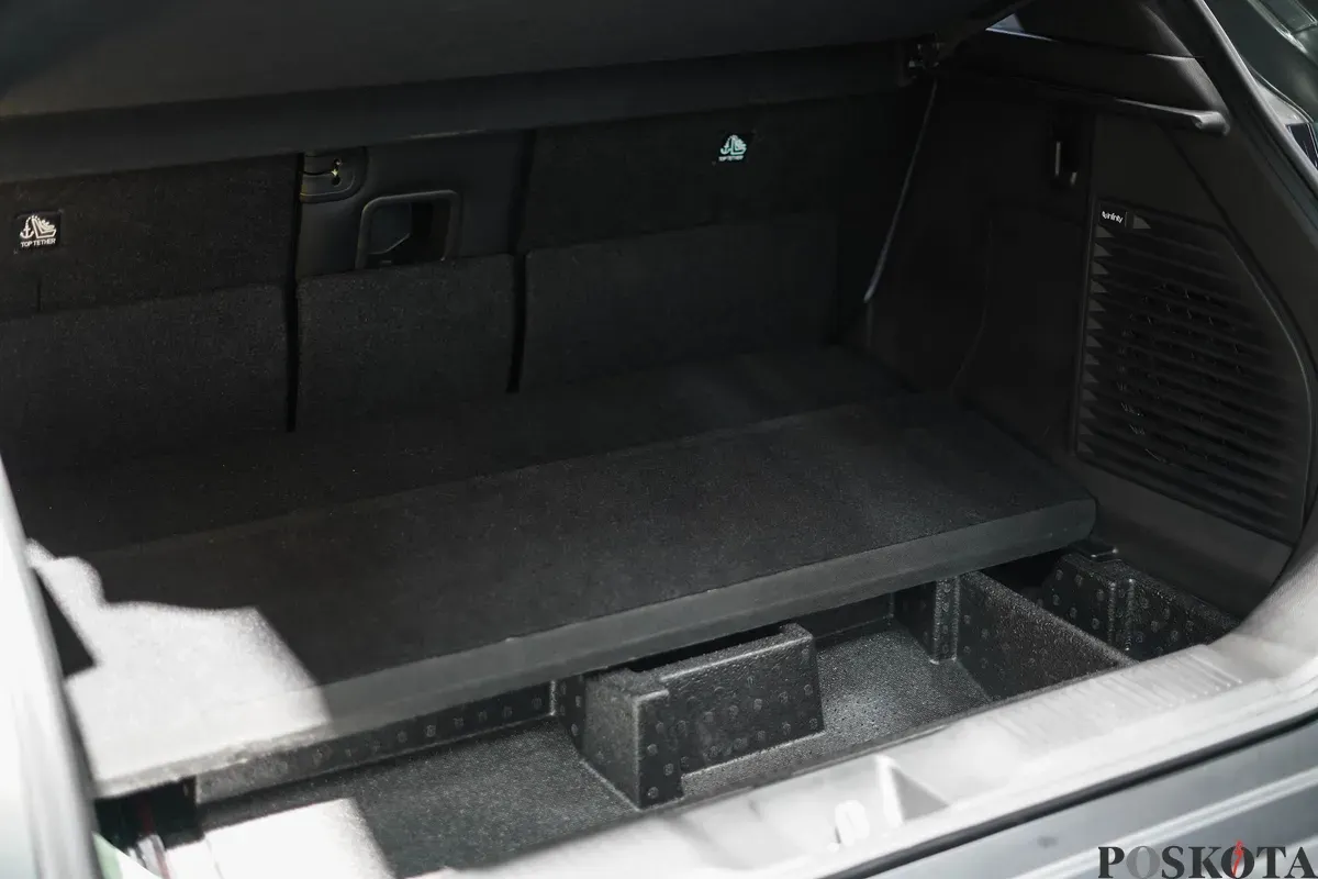 Pengunjung melihat mobil Suzuki E-Vitara yang dipamerkan pada stan Suzuki di Indonesia International Motor Show (IIMS) 2026 di JIExpo, Kemayoran, Jakarta, Minggu, 8 Februari 2026 (Sumber: Poskota/Bilal Nugraha Ginanjar)