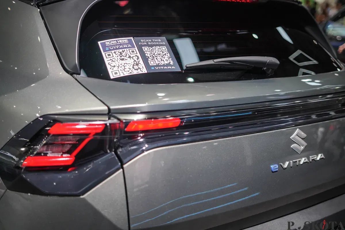 Pengunjung melihat mobil Suzuki E-Vitara yang dipamerkan pada stan Suzuki di Indonesia International Motor Show (IIMS) 2026 di JIExpo, Kemayoran, Jakarta, Minggu, 8 Februari 2026 (Sumber: Poskota/Bilal Nugraha Ginanjar)