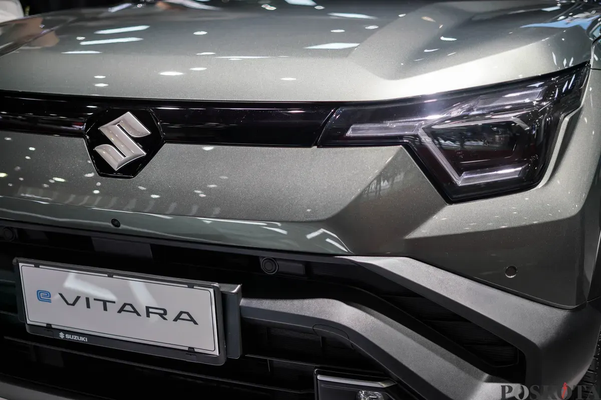 Pengunjung melihat mobil Suzuki E-Vitara yang dipamerkan pada stan Suzuki di Indonesia International Motor Show (IIMS) 2026 di JIExpo, Kemayoran, Jakarta, Minggu, 8 Februari 2026 (Sumber: Poskota/Bilal Nugraha Ginanjar)