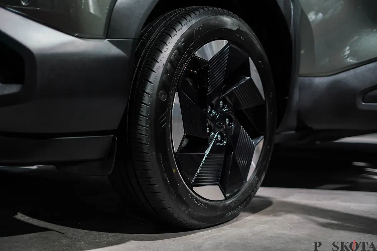 Pengunjung melihat mobil Suzuki E-Vitara yang dipamerkan pada stan Suzuki di Indonesia International Motor Show (IIMS) 2026 di JIExpo, Kemayoran, Jakarta, Minggu, 8 Februari 2026 (Sumber: Poskota/Bilal Nugraha Ginanjar)