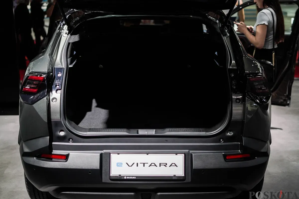 Pengunjung melihat mobil Suzuki E-Vitara yang dipamerkan pada stan Suzuki di Indonesia International Motor Show (IIMS) 2026 di JIExpo, Kemayoran, Jakarta, Minggu, 8 Februari 2026 (Sumber: Poskota/Bilal Nugraha Ginanjar)