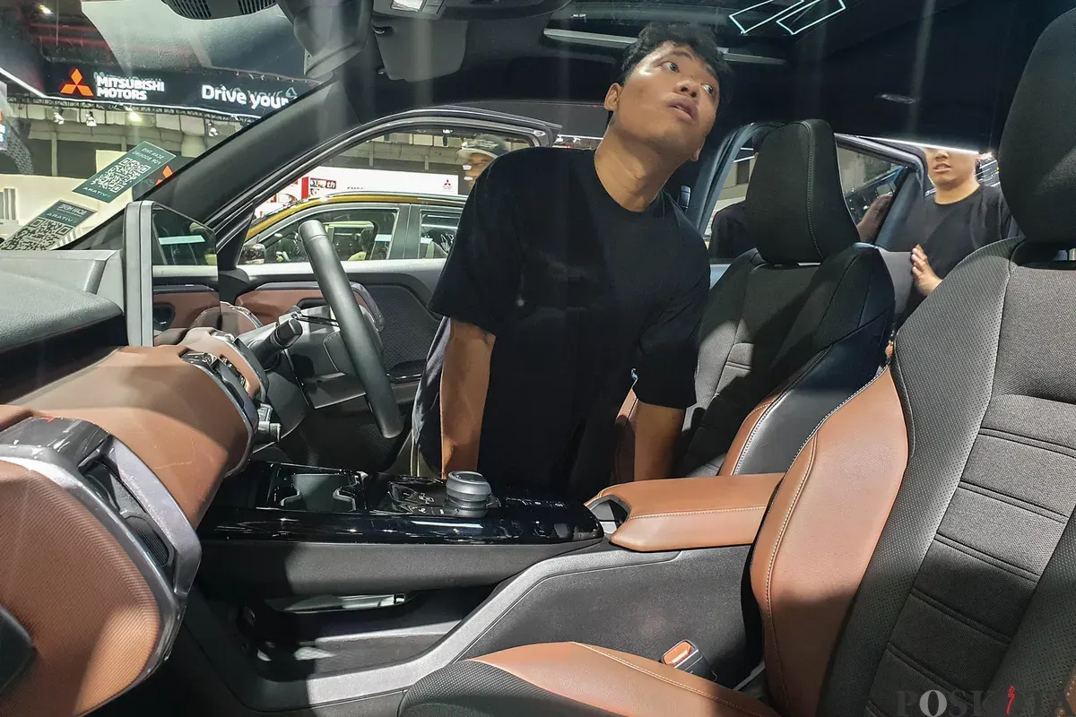 Pengunjung melihat mobil Suzuki E-Vitara yang dipamerkan pada stan Suzuki di Indonesia International Motor Show (IIMS) 2026 di JIExpo, Kemayoran, Jakarta, Minggu, 8 Februari 2026 (Sumber: Poskota/Bilal Nugraha Ginanjar)