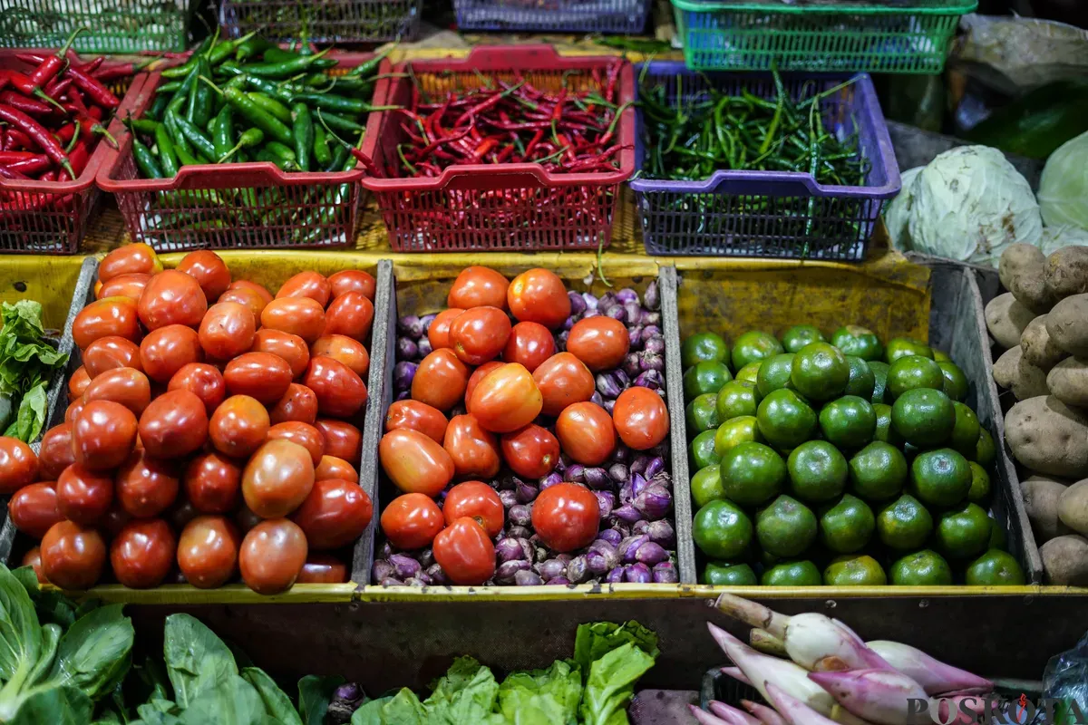 Pedagang menata sayuran dagangannya di Pasar Tebet Barat, Jakarta, Senin, 9 Februari 2026. (Sumber: Poskota/Bilal Nugraha Ginanjar)