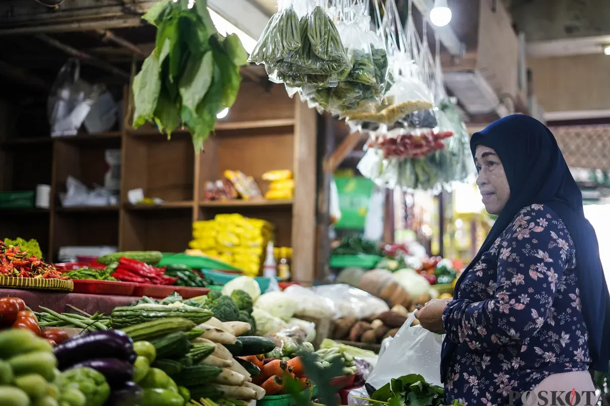 Pedagang menata sayuran dagangannya di Pasar Tebet Barat, Jakarta, Senin, 9 Februari 2026. (Sumber: Poskota/Bilal Nugraha Ginanjar)