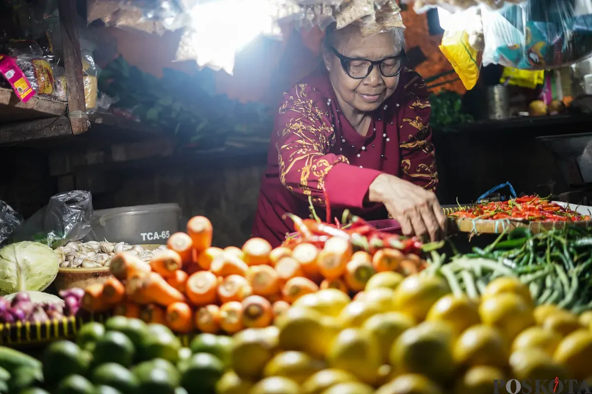 Pedagang menata sayuran dagangannya di Pasar Tebet Barat, Jakarta, Senin, 9 Februari 2026. (Sumber: Poskota/Bilal Nugraha Ginanjar)