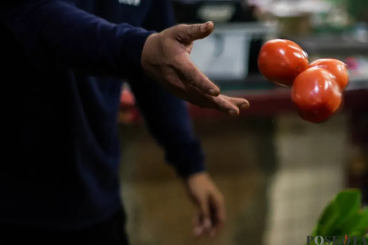 Pedagang menata sayuran dagangannya di Pasar Tebet Barat, Jakarta, Senin, 9 Februari 2026. (Sumber: Poskota/Bilal Nugraha Ginanjar)