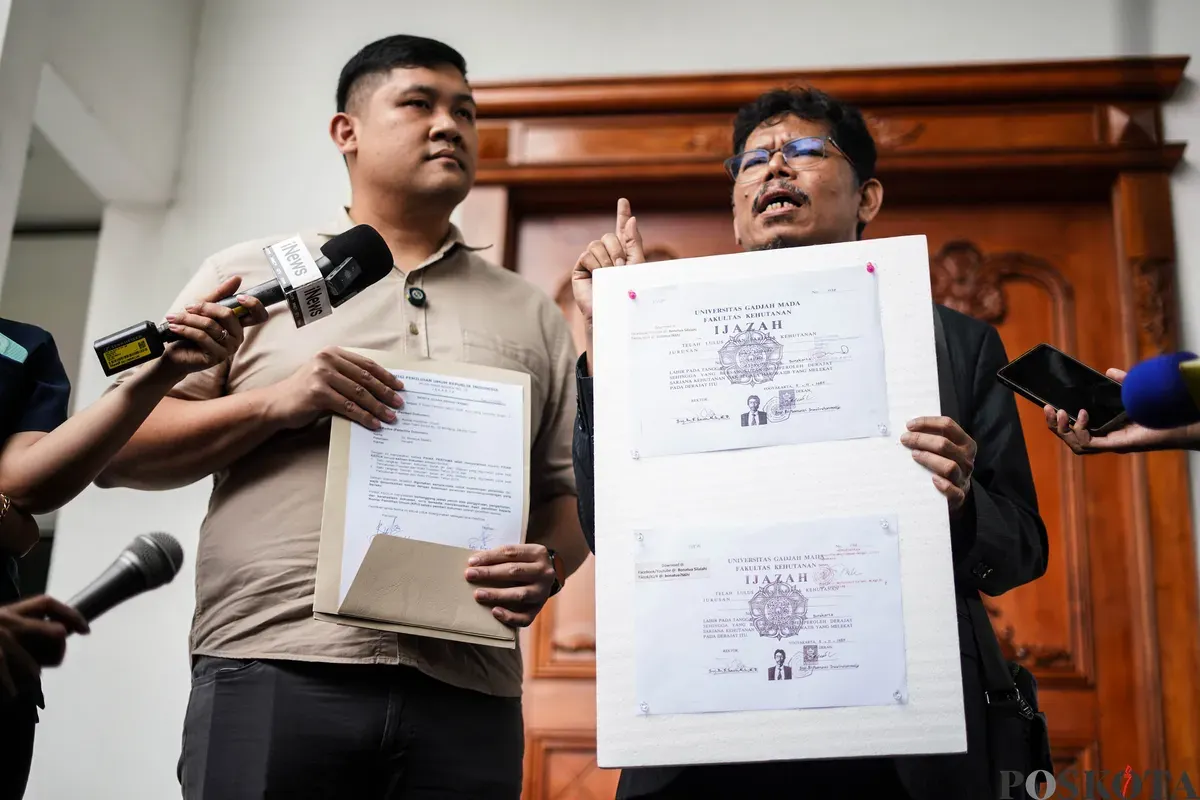 Pengamat Kebijakan Publik Bonatua Silalahi menunjukan salinan asli ijazah Presiden ke-7 Joko Widodo di depan kantor KPU RI, Jakarta, Senin, 9 Februari 2026. (Sumber: Poskota/Bilal Nugraha Ginanjar)