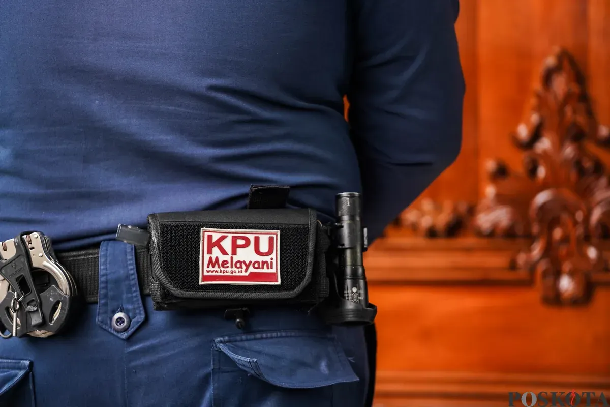 Pengamat Kebijakan Publik Bonatua Silalahi menunjukan salinan asli ijazah Presiden ke-7 Joko Widodo di depan kantor KPU RI, Jakarta, Senin, 9 Februari 2026. (Sumber: Poskota/Bilal Nugraha Ginanjar)