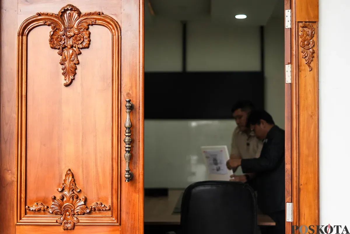 Pengamat Kebijakan Publik Bonatua Silalahi menunjukan salinan asli ijazah Presiden ke-7 Joko Widodo di depan kantor KPU RI, Jakarta, Senin, 9 Februari 2026. (Sumber: Poskota/Bilal Nugraha Ginanjar)
