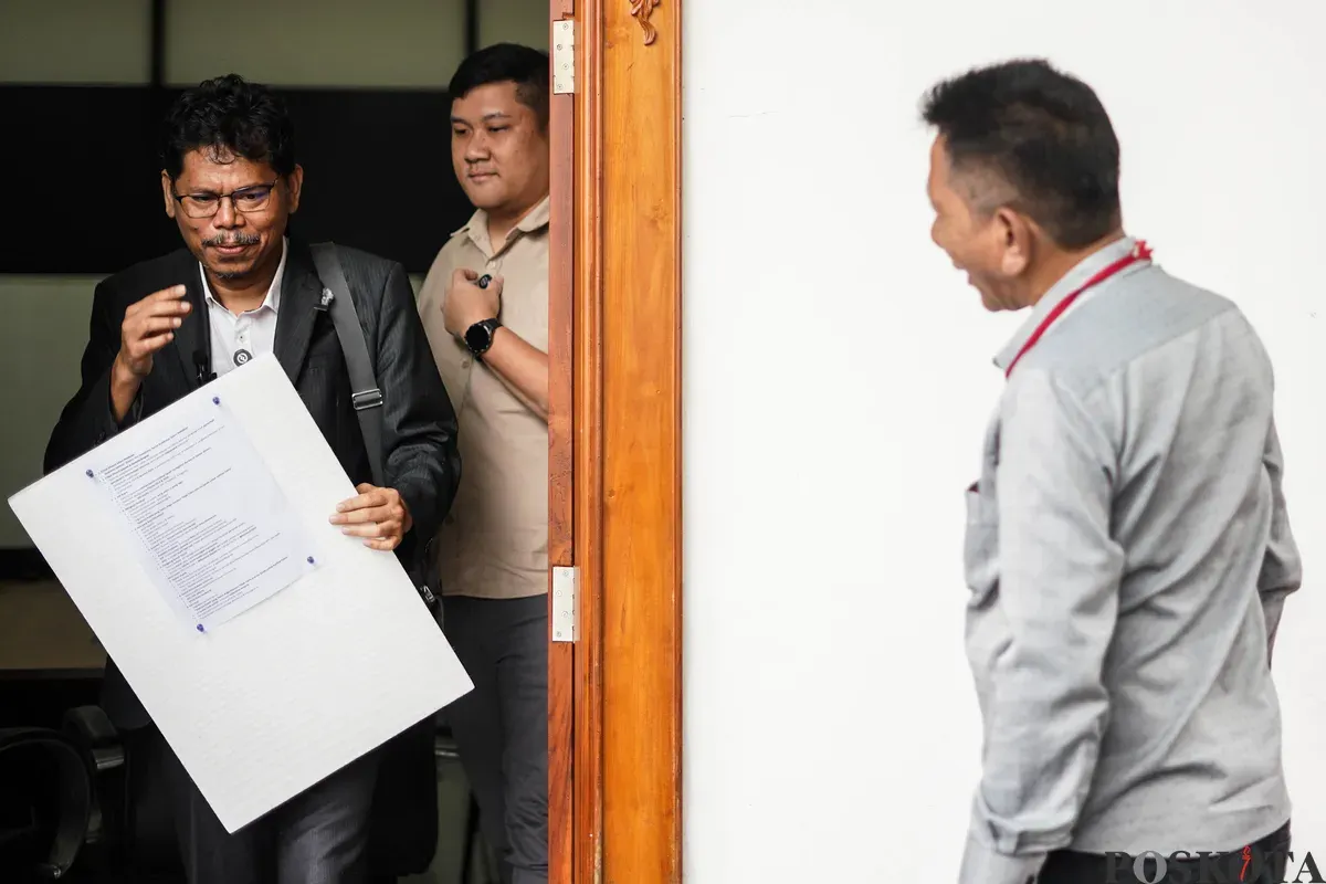 Pengamat Kebijakan Publik Bonatua Silalahi menunjukan salinan asli ijazah Presiden ke-7 Joko Widodo di depan kantor KPU RI, Jakarta, Senin, 9 Februari 2026. (Sumber: Poskota/Bilal Nugraha Ginanjar)