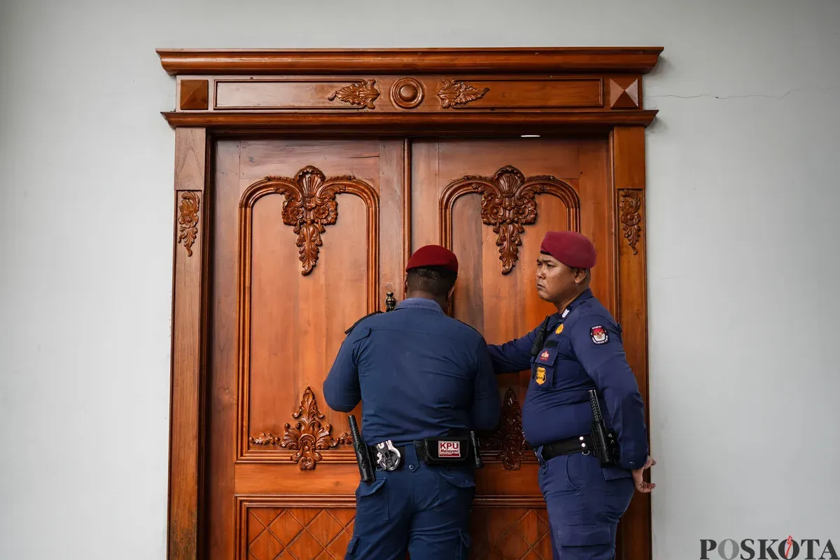 Pengamat Kebijakan Publik Bonatua Silalahi menunjukan salinan asli ijazah Presiden ke-7 Joko Widodo di depan kantor KPU RI, Jakarta, Senin, 9 Februari 2026. (Sumber: Poskota/Bilal Nugraha Ginanjar)