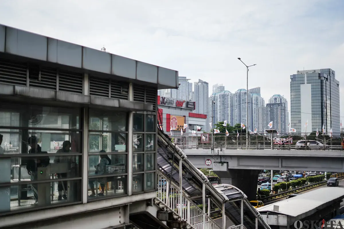 Pengendara sepeda motor melintas di dekat bendera partai politik yang terpasang di Jalan Layang Kemanggisan dan Jalan Pejompongan, Jakarta, Jumat, 6 Februari 2026. (Sumber: Poskota/Bilal Nugraha Ginanjar)