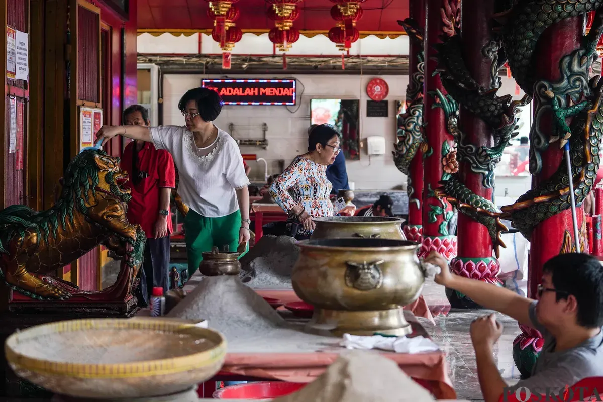Warga keturunan Tionghoa mencuci patung dewa atau rupang di Wihara Amurva Bhumi, Jakarta, Selasa, 10 Februari 2026. (Sumber: Poskota/Bilal Nugraha Ginanjar)
