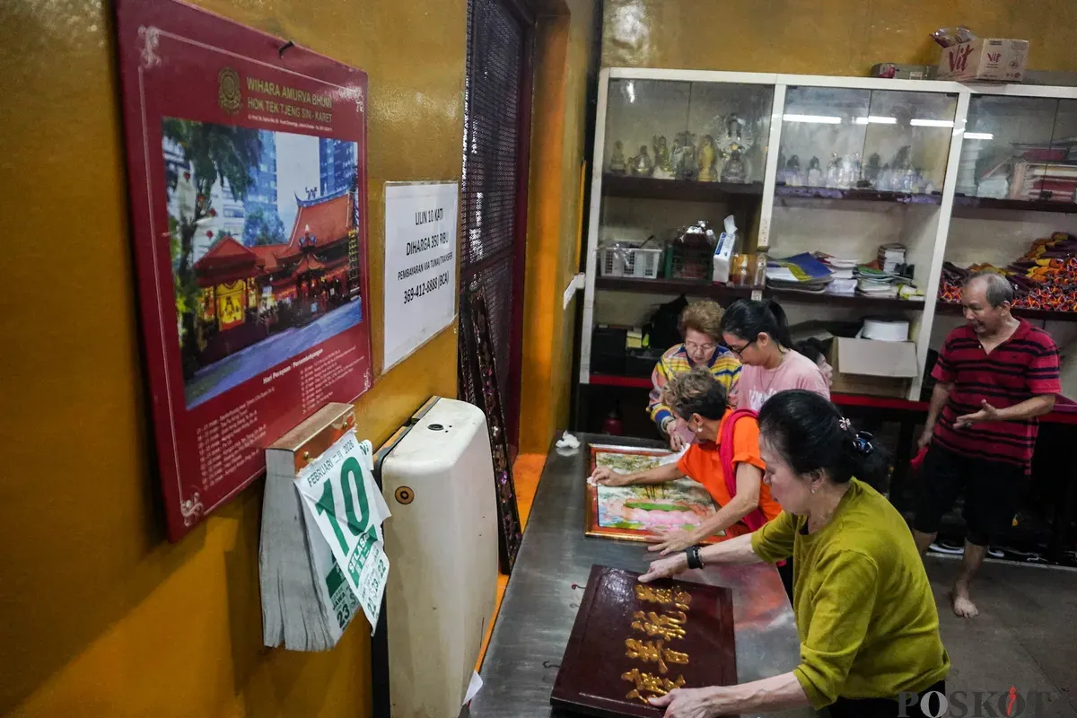 Warga keturunan Tionghoa mencuci patung dewa atau rupang di Wihara Amurva Bhumi, Jakarta, Selasa, 10 Februari 2026. (Sumber: Poskota/Bilal Nugraha Ginanjar)