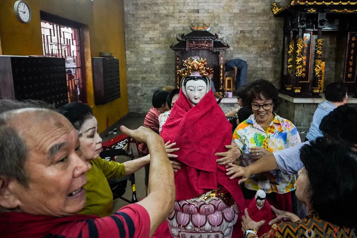 Warga keturunan Tionghoa mencuci patung dewa atau rupang di Wihara Amurva Bhumi, Jakarta, Selasa, 10 Februari 2026. (Sumber: Poskota/Bilal Nugraha Ginanjar)