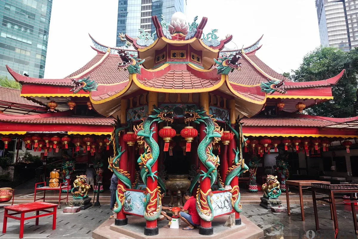 Warga keturunan Tionghoa mencuci patung dewa atau rupang di Wihara Amurva Bhumi, Jakarta, Selasa, 10 Februari 2026. (Sumber: Poskota/Bilal Nugraha Ginanjar)