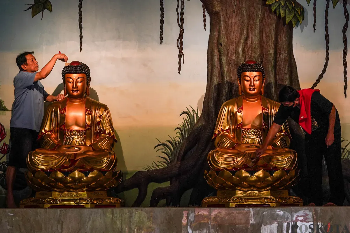 Warga keturunan Tionghoa mencuci patung dewa atau rupang di Wihara Amurva Bhumi, Jakarta, Selasa, 10 Februari 2026. (Sumber: Poskota/Bilal Nugraha Ginanjar)