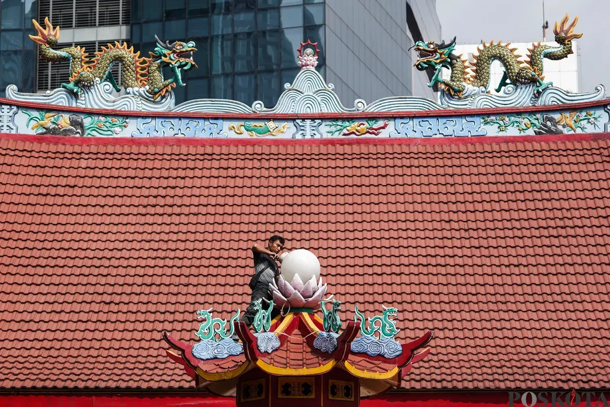 Warga keturunan Tionghoa mencuci patung dewa atau rupang di Wihara Amurva Bhumi, Jakarta, Selasa, 10 Februari 2026. (Sumber: Poskota/Bilal Nugraha Ginanjar)