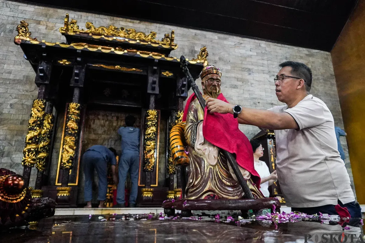 Warga keturunan Tionghoa mencuci patung dewa atau rupang di Wihara Amurva Bhumi, Jakarta, Selasa, 10 Februari 2026. (Sumber: Poskota/Bilal Nugraha Ginanjar)