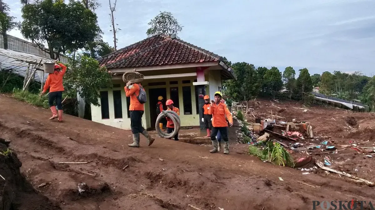 Tim Sar melakukan pencarian korban tertimbun Longsor di Kampung Pasir Kuning, Desa Pasirlangu, Kecamatan Cisarua, Kabupaten Bandung Barat. (Sumber: Poskota/Gatot Poedji Utomo)