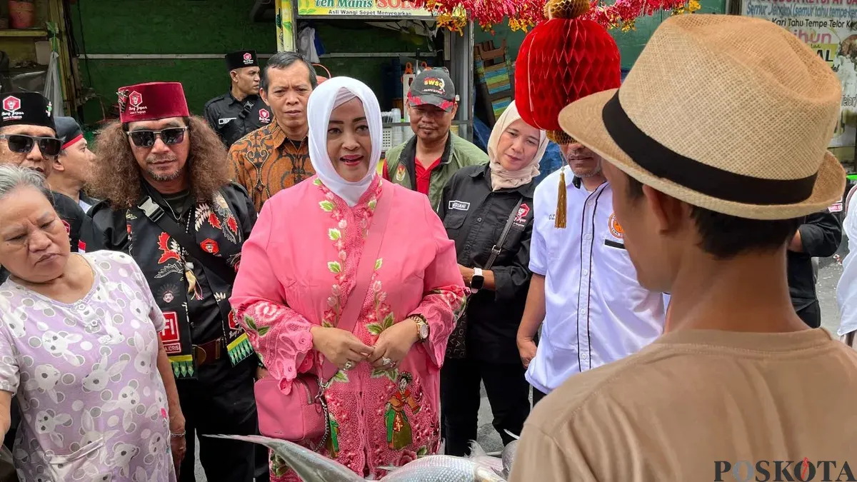 Anggota DPD RI, Fahira Idris membeli ikan bandeng di Rawa Belong, Kebon Jeruk, Jakarta Barat, Sabtu, 14 Februari 2026. (Sumber: Poskota/Pandi Ramedhan)