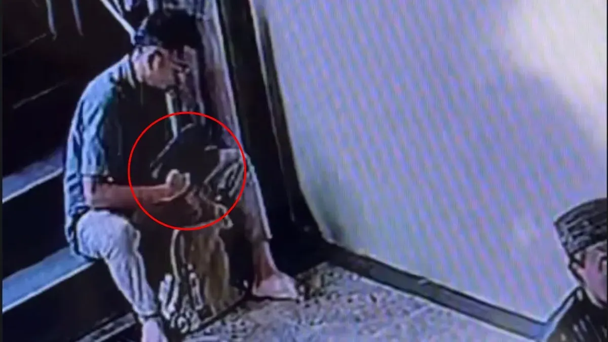 Pencurian sepatu di salah sebuah masjid kawasan Joglo, Kembangan, Jakarta Barat, Jumat, 13 Februari 2026. (Sumber: Dok. Istimewa)