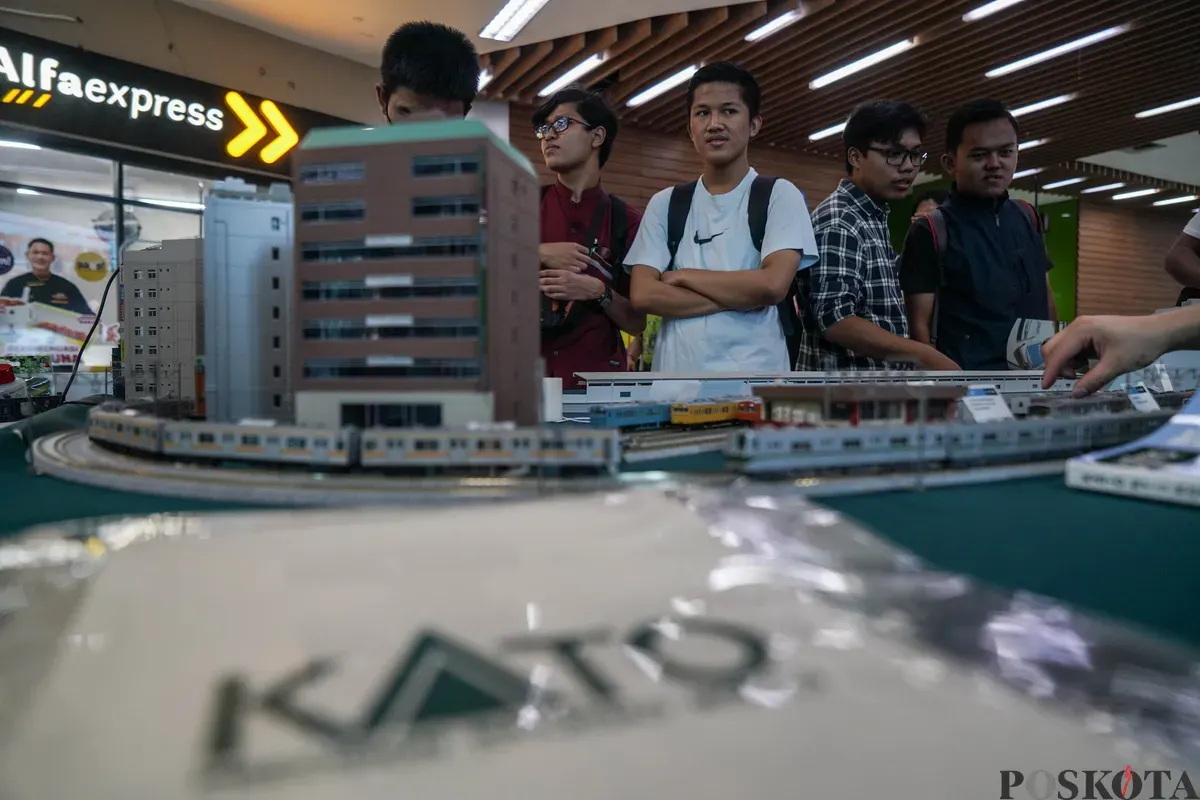 Pengunjung melihat diorama livery Kereta Commuter Indonesia (KCI) hasil kolaborasi dengan produsen model kereta asal Jepang, KATO, saat peluncuran C-Merch di Stasiun BNI City, Jakarta, Sabtu, 14 Januari 2026. (Sumber: Poskota/Bilal Nugraha Ginanjar)