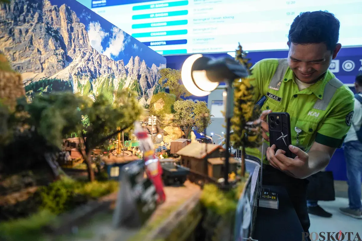 Pengunjung melihat diorama livery Kereta Commuter Indonesia (KCI) hasil kolaborasi dengan produsen model kereta asal Jepang, KATO, saat peluncuran C-Merch di Stasiun BNI City, Jakarta, Sabtu, 14 Januari 2026. (Sumber: Poskota/Bilal Nugraha Ginanjar)