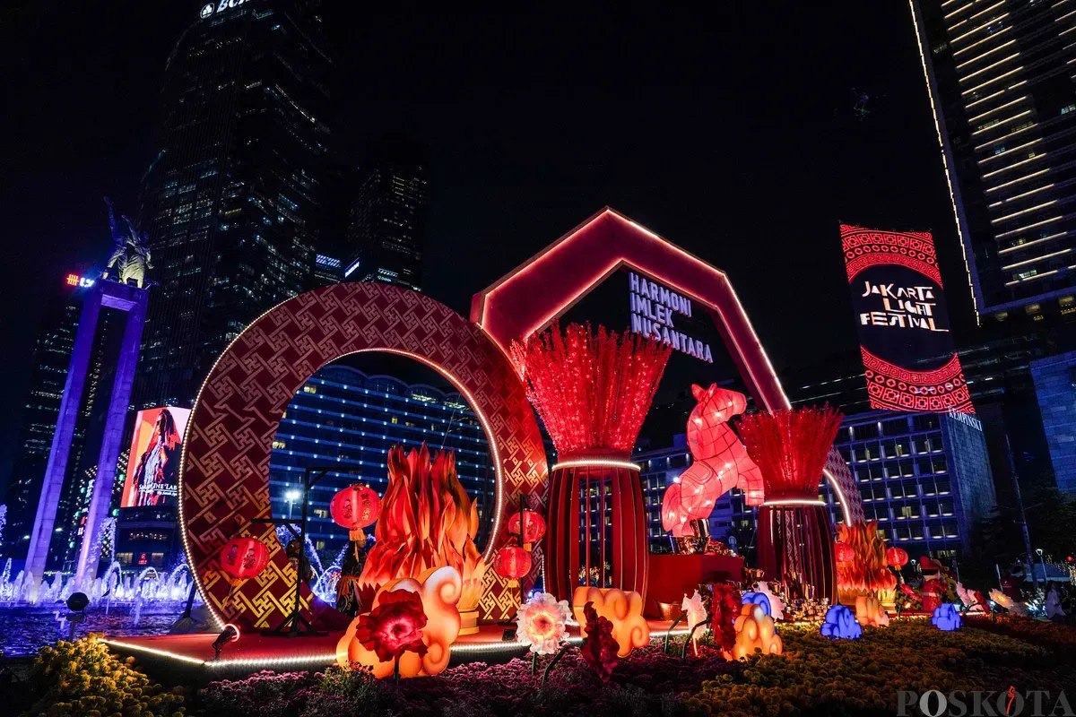 Instalasi Festival Imlek Jakarta di kawasan Bundaran HI, Jakarta, Jumat, 13 Februari 2026. (Sumber: Poskota/Bilal Nugraha Ginanjar)