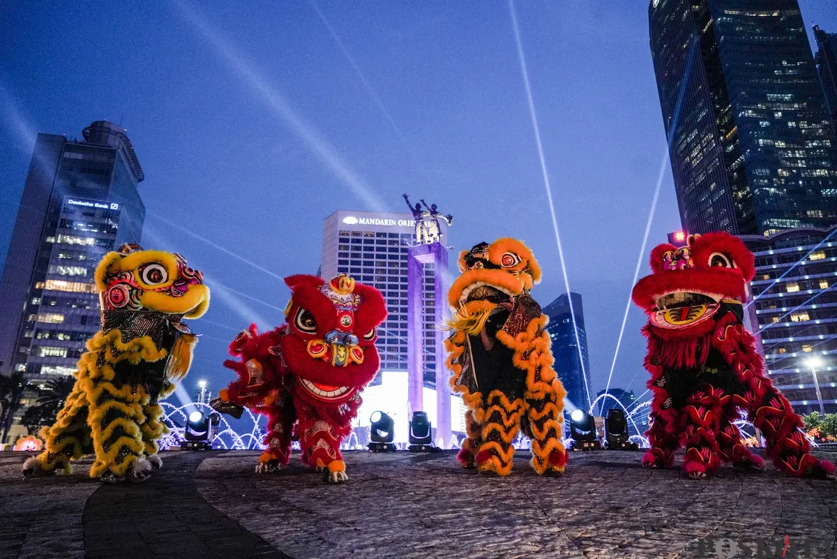 Penari barongsai beratraksi pada Festival Imlek Jakarta di kawasan Bundaran HI, Jakarta, Jumat, 13 Februari 2026. (Sumber: Poskota/Bilal Nugraha Ginanjar)