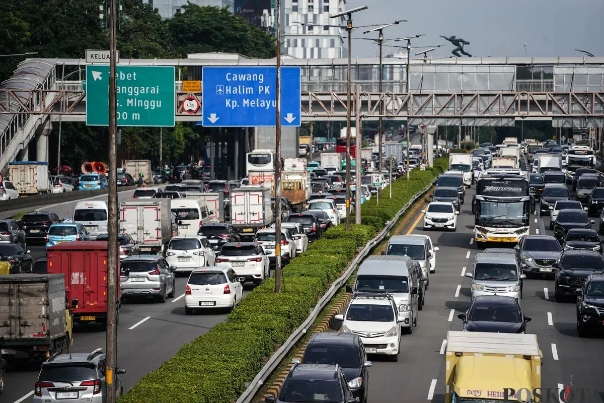 Sejumlah kendaraan terjebak macet di Jalan Gatot Subroto, Jakarta, Jumat, 13 Januari 2026. (Sumber: Poskota/Bilal Nugraha Ginanjar)