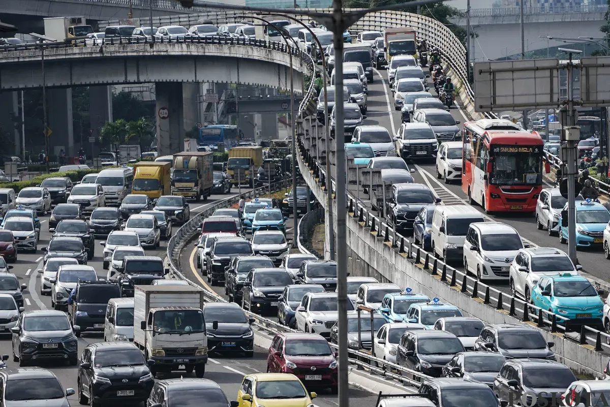 Sejumlah kendaraan terjebak macet di Jalan Gatot Subroto, Jakarta, Jumat, 13 Januari 2026. (Sumber: Poskota/Bilal Nugraha Ginanjar)
