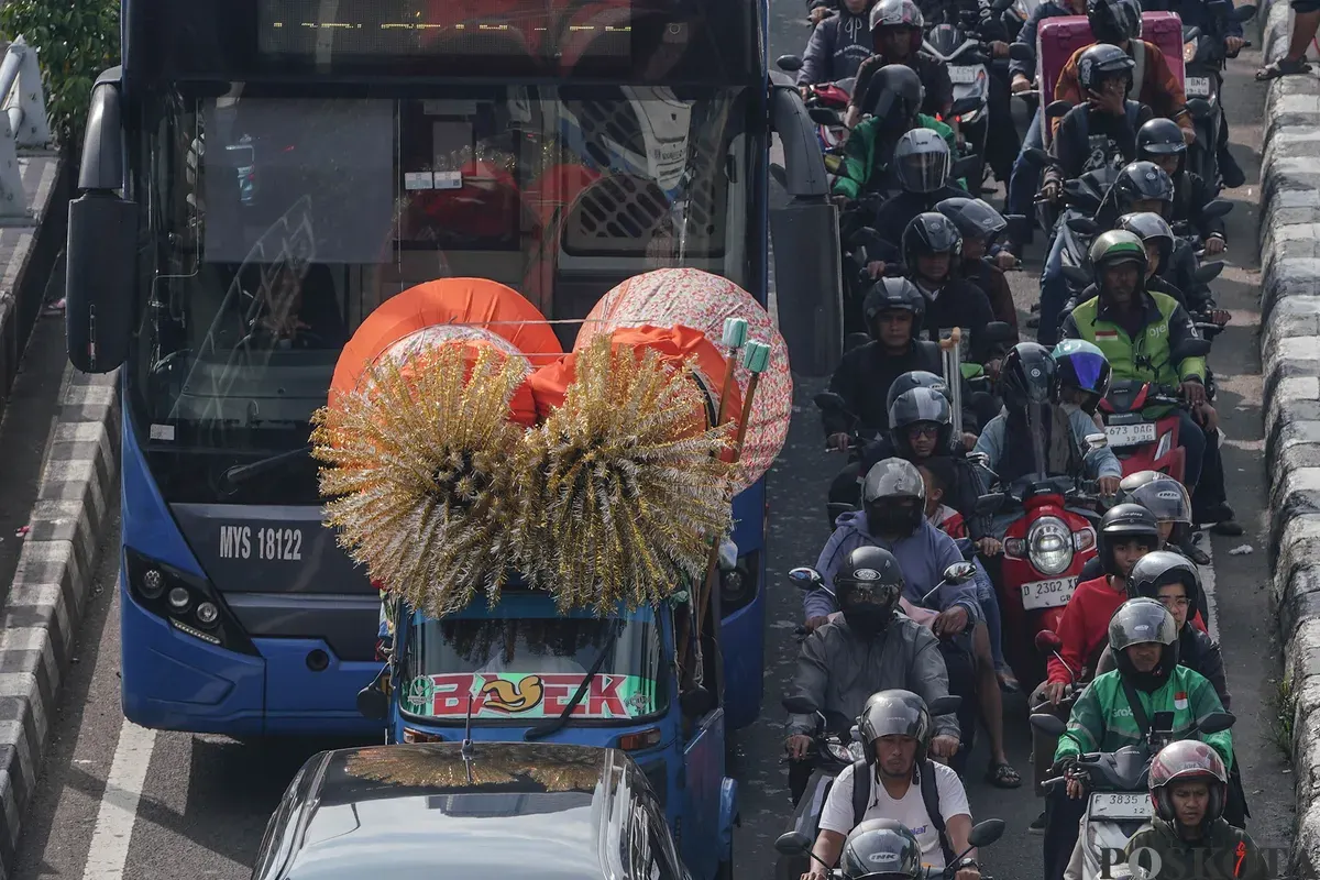 Sejumlah kendaraan terjebak macet di Jalan Gatot Subroto, Jakarta, Jumat, 13 Januari 2026. (Sumber: Poskota/Bilal Nugraha Ginanjar)