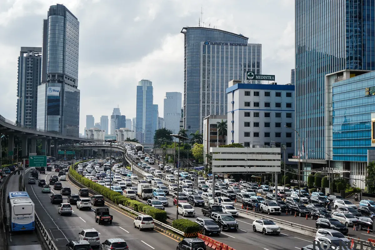 Sejumlah kendaraan terjebak macet di Jalan Gatot Subroto, Jakarta, Jumat, 13 Januari 2026. (Sumber: Poskota/Bilal Nugraha Ginanjar)