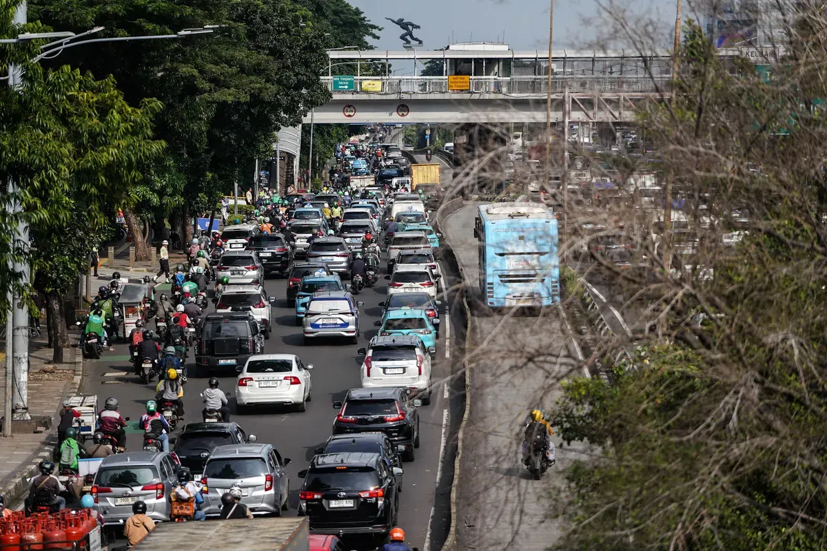 Sejumlah kendaraan terjebak macet di Jalan Gatot Subroto, Jakarta, Jumat, 13 Januari 2026. (Sumber: Poskota/Bilal Nugraha Ginanjar)