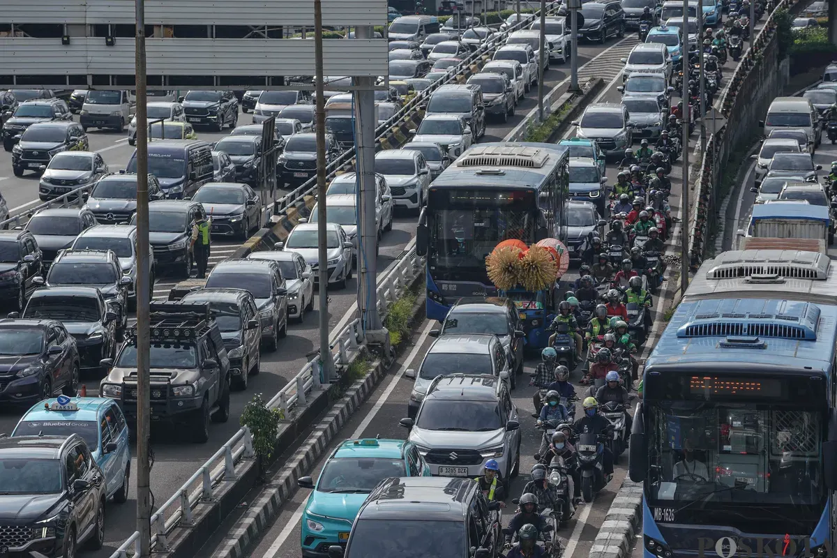 Sejumlah kendaraan terjebak macet di Jalan Gatot Subroto, Jakarta, Jumat, 13 Januari 2026. (Sumber: Poskota/Bilal Nugraha Ginanjar)