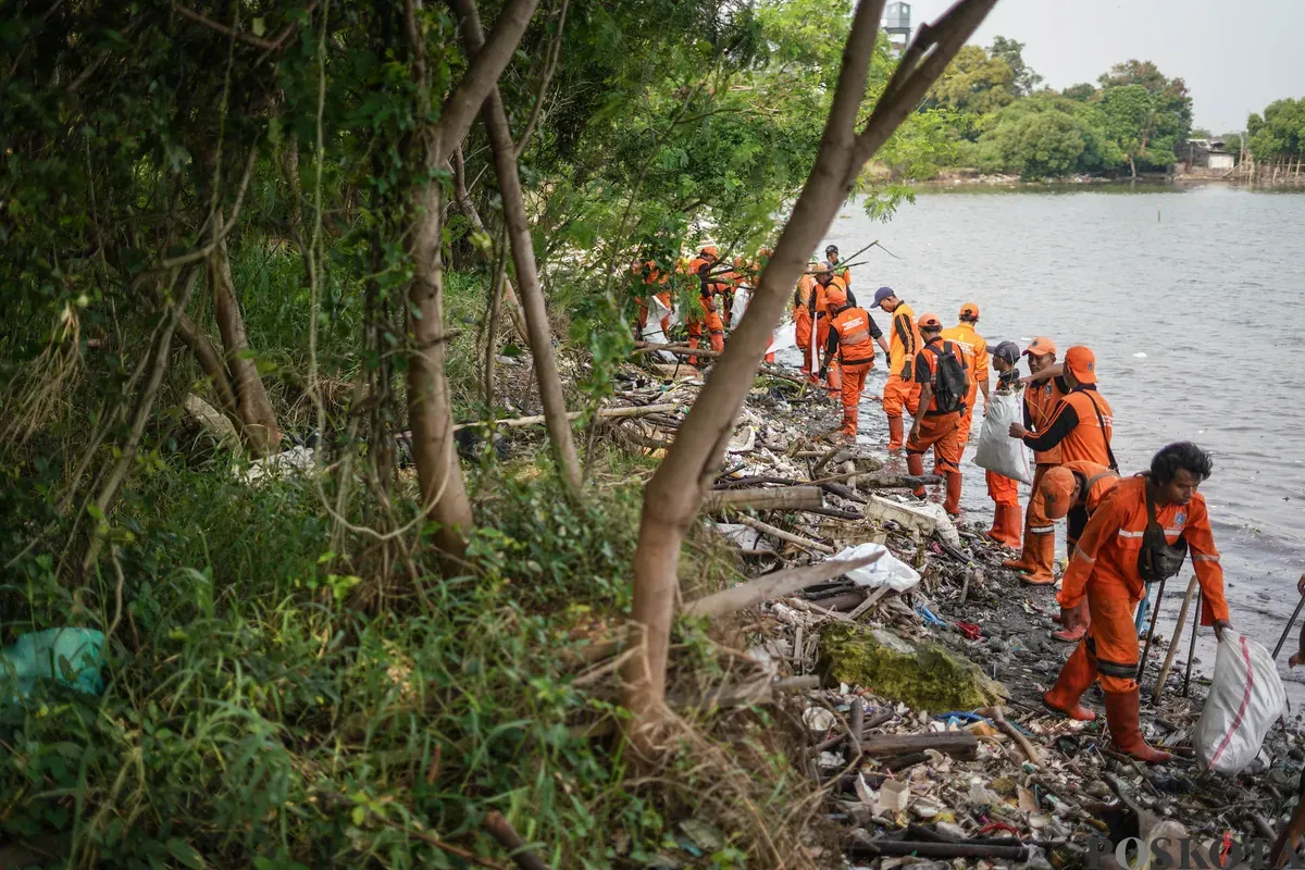 Petugas mengangkut sampah yang menumpuk di kawasan pesisir Marunda, Jakarta, Kamis, 12 Januari 2026. (Sumber: Poskota/Bilal Nugraha Ginanjar)