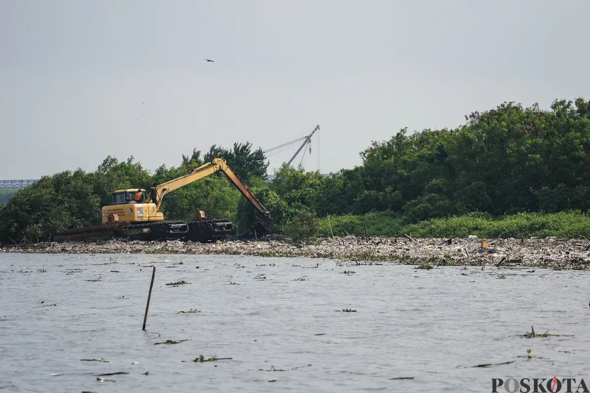 Petugas mengangkut sampah yang menumpuk di kawasan pesisir Marunda, Jakarta, Kamis, 12 Januari 2026. (Sumber: Poskota/Bilal Nugraha Ginanjar)