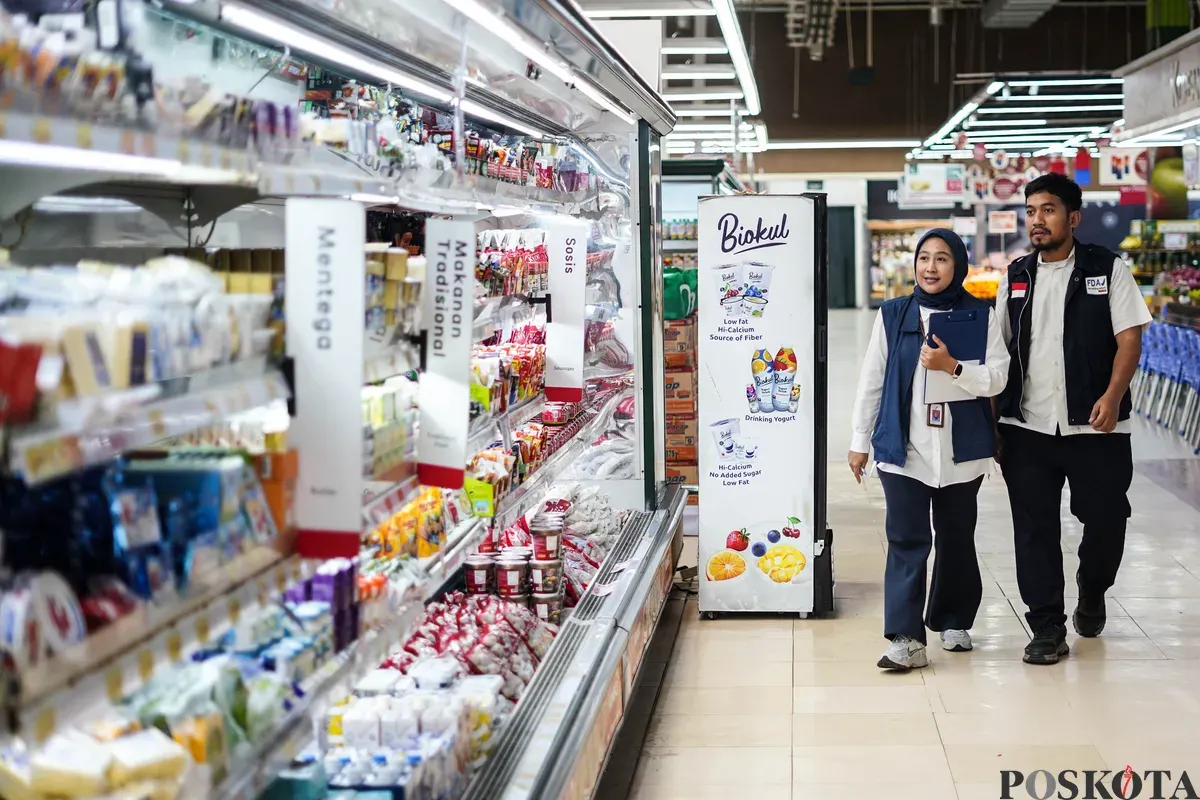 Petugas menguji kandungan zat pada sampel produk pangan saat melakukan Pengawasan Pangan Terpadu di Lotte Mart Kelapa Gading, Jakarta, Kamis, 12 Desember 2026. (Sumber: Poskota/Bilal Nugraha Ginanjar)