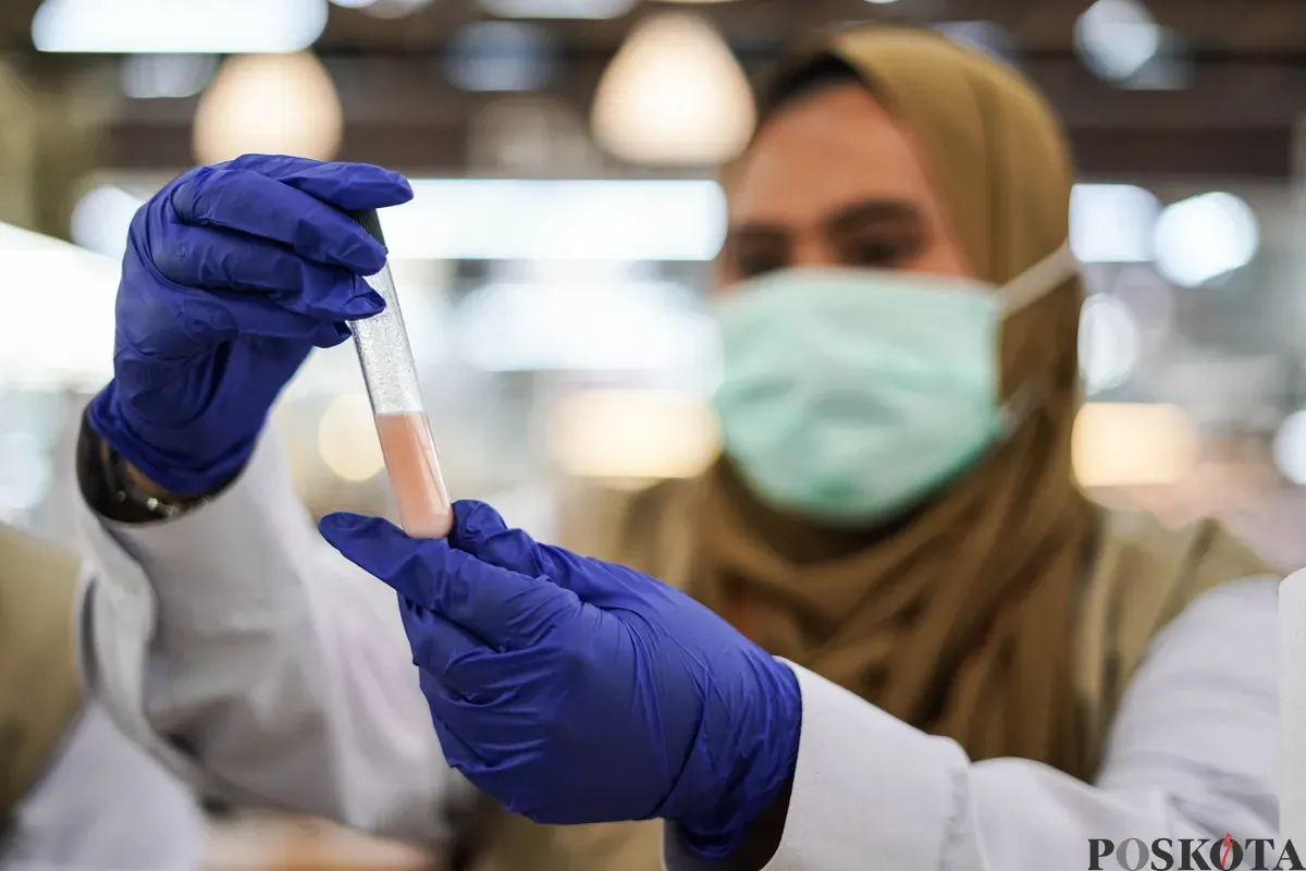 Petugas menguji kandungan zat pada sampel produk pangan saat melakukan Pengawasan Pangan Terpadu di Lotte Mart Kelapa Gading, Jakarta, Kamis, 12 Desember 2026. (Sumber: Poskota/Bilal Nugraha Ginanjar)