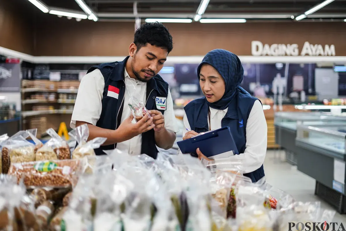 Petugas menguji kandungan zat pada sampel produk pangan saat melakukan Pengawasan Pangan Terpadu di Lotte Mart Kelapa Gading, Jakarta, Kamis, 12 Desember 2026. (Sumber: Poskota/Bilal Nugraha Ginanjar)