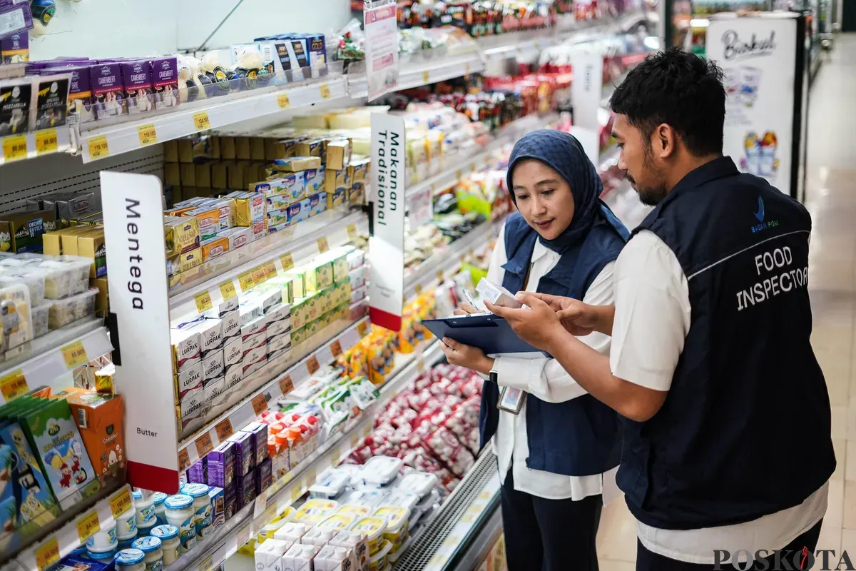 Petugas menguji kandungan zat pada sampel produk pangan saat melakukan Pengawasan Pangan Terpadu di Lotte Mart Kelapa Gading, Jakarta, Kamis, 12 Desember 2026. (Sumber: Poskota/Bilal Nugraha Ginanjar)