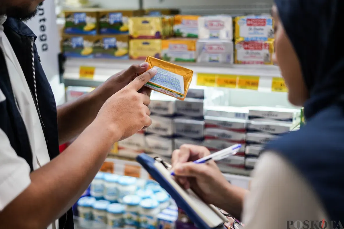 Petugas menguji kandungan zat pada sampel produk pangan saat melakukan Pengawasan Pangan Terpadu di Lotte Mart Kelapa Gading, Jakarta, Kamis, 12 Desember 2026. (Sumber: Poskota/Bilal Nugraha Ginanjar)